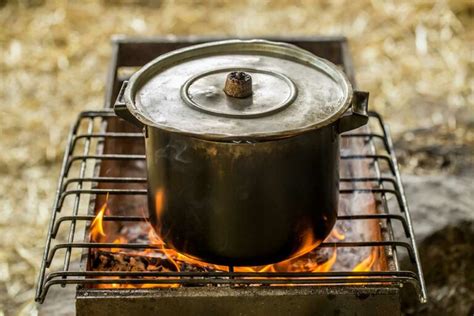 How to Warm Up Food Without Electricity: A Culinary Adventure in the Wild